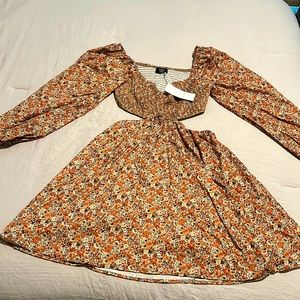 Brand new never worn VICI dress. Size L. Open back, smock top. Perfect for fall!
